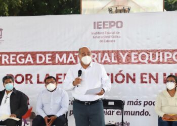 Continúa el IEEPO con entrega de mobiliario y equipo a escuelas de nivel básico