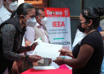 Entrega IEEA Oaxaca certificados de estudio a mujeres en Ocotlán