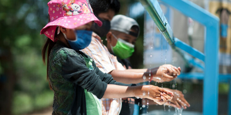 Instalan Unicef e IEEPO 100 estaciones de lavado de manos en 78 escuelas