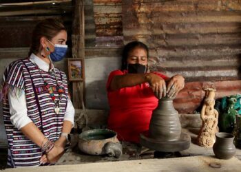 La alfarería, un trabajo ancestral elaborado por maestras y maestros artesanos oaxaqueños: IMM