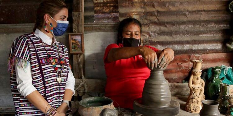 La alfarería, un trabajo ancestral elaborado por maestras y maestros artesanos oaxaqueños: IMM