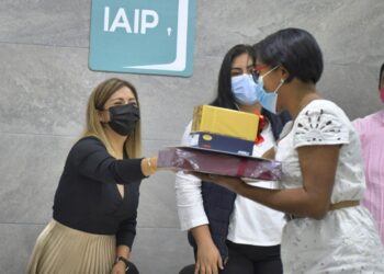 Premian Ayuntamiento de Oaxaca, IAIPO e INE a ganadores de concursos de oratoria y debate