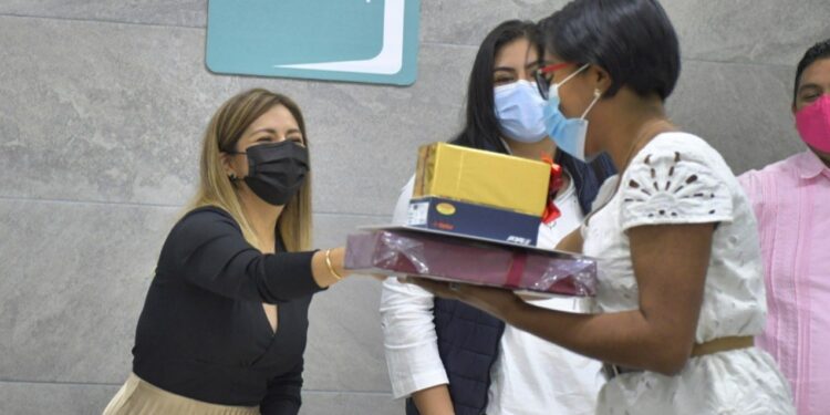 Premian Ayuntamiento de Oaxaca, IAIPO e INE a ganadores de concursos de oratoria y debate