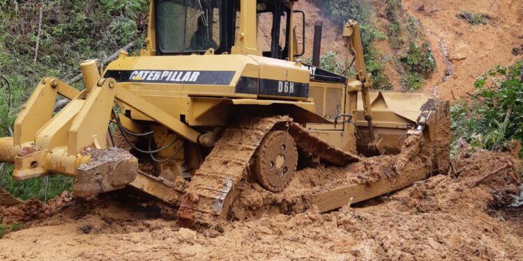 Continúa CAO atendiendo derrumbes carreteros por lluvias en la entidad