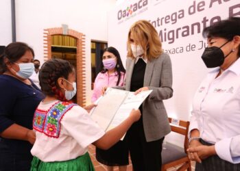 Entregan DIF Estatal, IOAM y Registro Civil, actas de inserción de extranjería