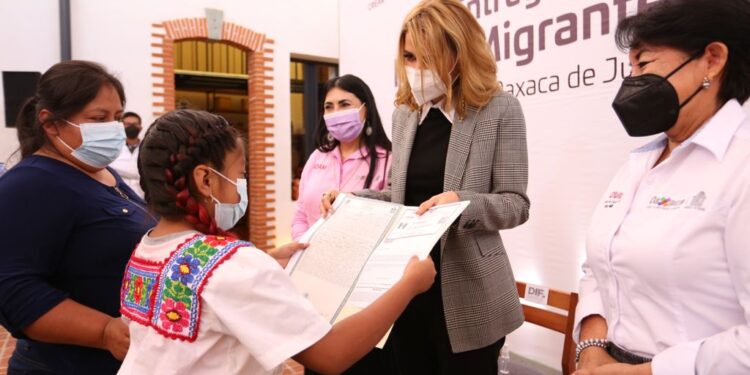 Entregan DIF Estatal, IOAM y Registro Civil, actas de inserción de extranjería