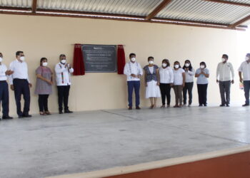 Devela Sección 59, Placa en Escuela Emblemática de la Cuenca