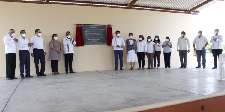 Devela Sección 59, Placa en Escuela Emblemática de la Cuenca