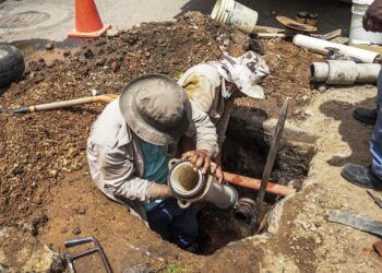 ealiza SAPAO tareas de reparación de tubería de agua potable en calle Díaz Ordaz, Centro