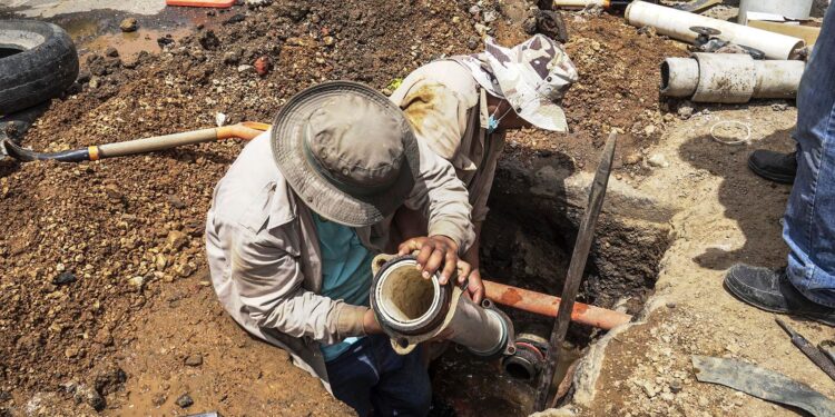 ealiza SAPAO tareas de reparación de tubería de agua potable en calle Díaz Ordaz, Centro