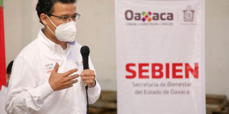 Titular de la Sebien entrega Créditos a la Palabra de la Mujer y supervisa el programa “Vamos Juntos a la Escuela”