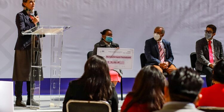 Mediante el AIEC, se entregan premios de artes visuales, literatura y conocimientos ancestrales en Tlaxcala