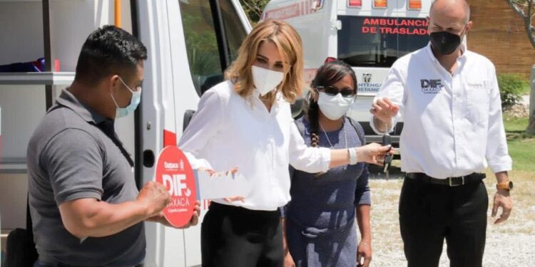 DIF Estatal continúa con la entrega de ambulancias de traslado, en beneficio de los municipios de las 8 regiones