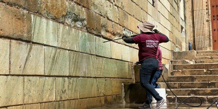 Realiza Ayuntamiento de Oaxaca 26 acciones de saneamiento en el Centro Histórico