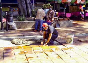 Ayuntamiento de Oaxaca y locatarios brindan mantenimiento al Jardín Sócrates