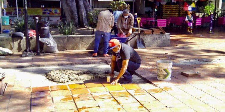 Ayuntamiento de Oaxaca y locatarios brindan mantenimiento al Jardín Sócrates