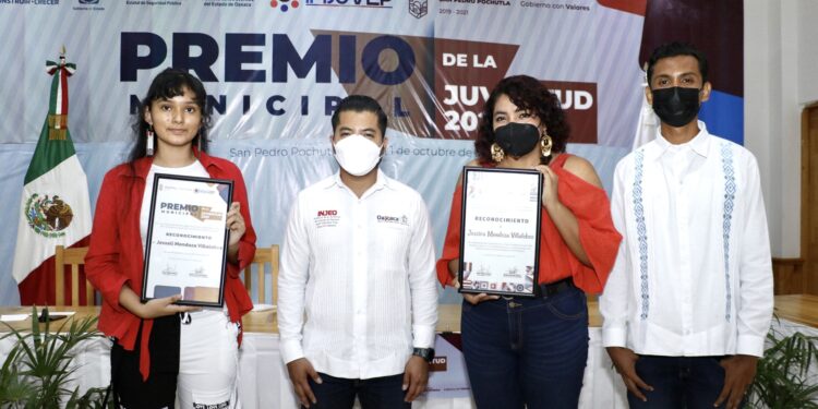 Entrega Injeo Premio Municipal de la Juventud en San Pedro Pochutla