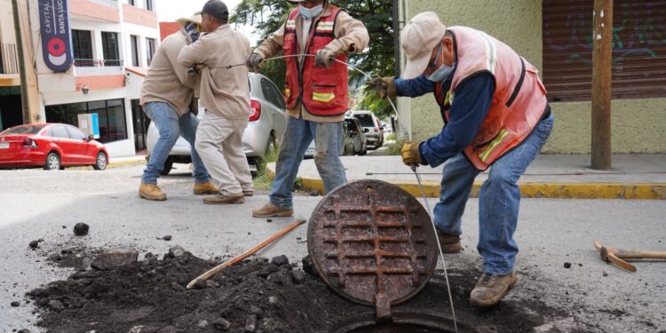 Implementa SAPAO labores de rehabilitación en tubería de drenaje sanitario