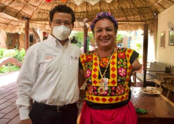 Titular de la Sebien atiende compromisos en gira de trabajo por Juchitán