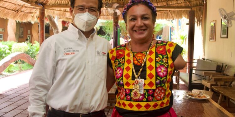 Titular de la Sebien atiende compromisos en gira de trabajo por Juchitán