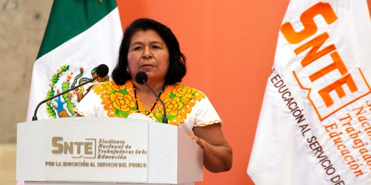 Maestra oaxaqueña gana certamen de innovación y buenas prácticas docentes