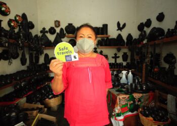 Entrega Sectur Oaxaca sello Safe Travels a servicios turísticos de San Bartolo Coyotepec
