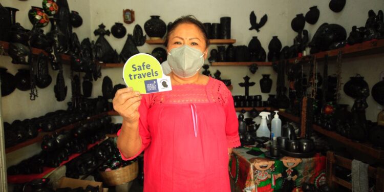 Entrega Sectur Oaxaca sello Safe Travels a servicios turísticos de San Bartolo Coyotepec