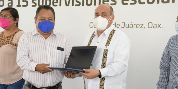 Fortalece IEEPO labor de 275 escuelas de zonas marginadas e indígenas con material bibliográfico y didáctico