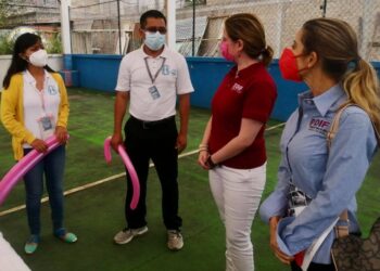 Dona DIF Municipal de Oaxaca de Juárez prendas a la asociación civil CANICA