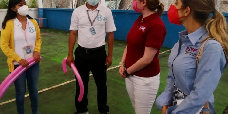 Dona DIF Municipal de Oaxaca de Juárez prendas a la asociación civil CANICA