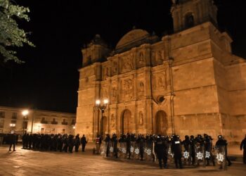 Con fase III del Operativo “Alfa”, Ayuntamiento de Oaxaca retira del Zócalo 60 estructuras de comercio informal