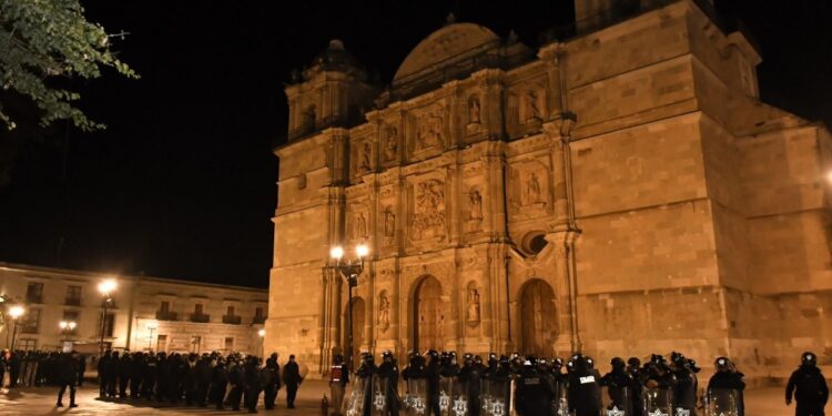 Con fase III del Operativo “Alfa”, Ayuntamiento de Oaxaca retira del Zócalo 60 estructuras de comercio informal