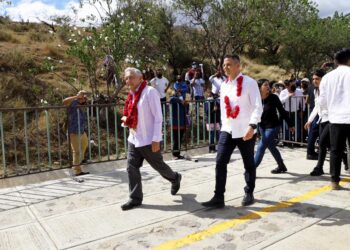 Inauguran AMLO y AMH Camino Rural de San Jerónimo Taviche