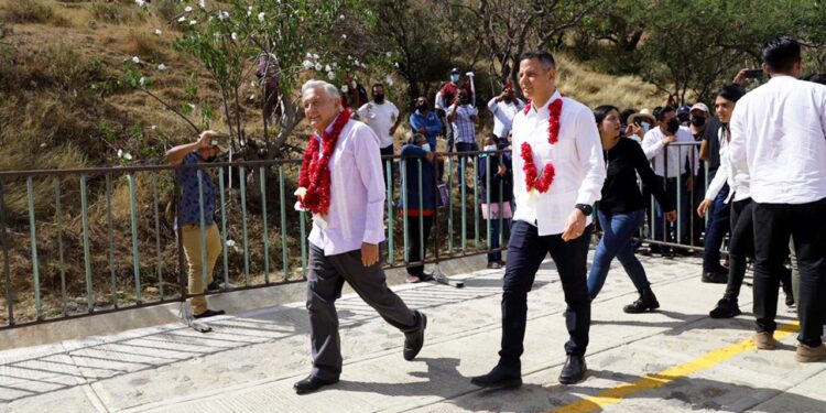 Inauguran AMLO y AMH Camino Rural de San Jerónimo Taviche