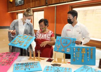 Créditos a maestras y maestros artesanos únicos y trabajadores, fortalece la identidad cultural y el desarrollo económico de Oaxaca: IMM