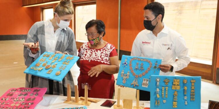 Créditos a maestras y maestros artesanos únicos y trabajadores, fortalece la identidad cultural y el desarrollo económico de Oaxaca: IMM