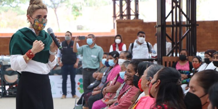 Empodera DIF y Sepia a mujeres de los Valles Centrales con entrega de molinos de nixtamal