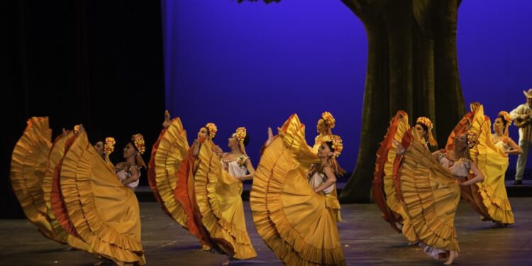 El Ballet Folklórico de México de Amalia Hernández participa en el Convite Cultural en la sede de la Secretaría de Cultura, en Tlaxcala
