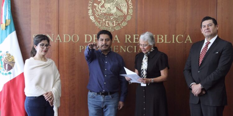 Respaldo y continuidad al trabajo legislativo de Salomón Jara, afirma Adolfo Gómez al asumir como Senador de la República.