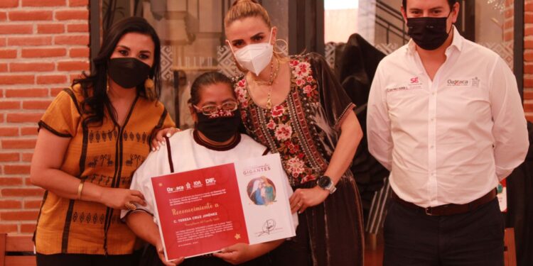 Artesanos y artesanas oaxaqueñas plasman su talento en nacimientos navideños