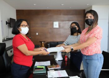 Recibe consejera presidenta del IEEPCO solicitud de colectivos feministas