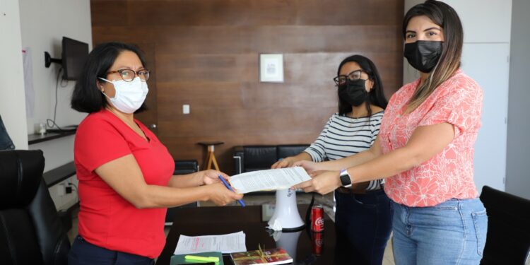 Recibe consejera presidenta del IEEPCO solicitud de colectivos feministas