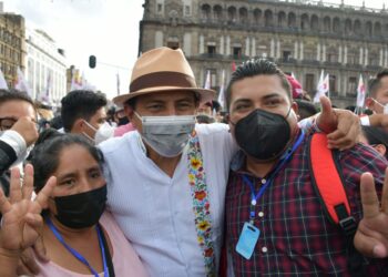Nutrido contingente de oaxaqueños se hace presente en 3er informe presidencial