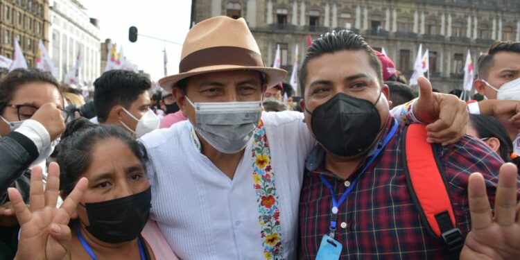 Nutrido contingente de oaxaqueños se hace presente en 3er informe presidencial