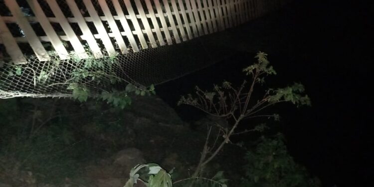 La CEPCO mantiene monitoreo por el desplome de un puente colgante en la Costa
