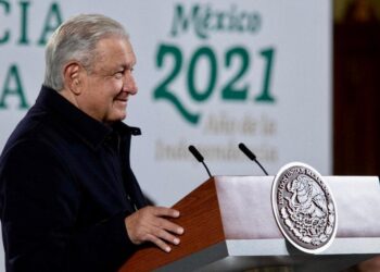 AMLO confirma que becas para educación básica y media superior subirán: Estos son los montos