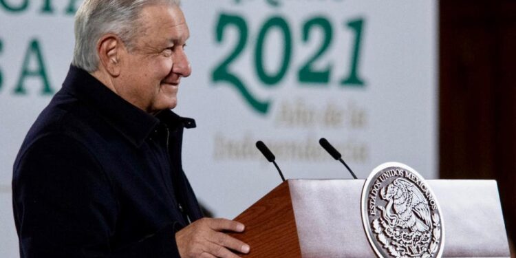 AMLO confirma que becas para educación básica y media superior subirán: Estos son los montos