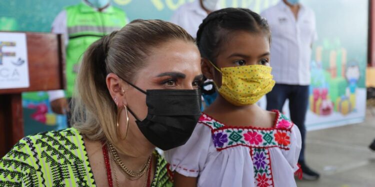Celebra DIF Estatal Oaxaca a las y los niños de San Miguel Tlacamama con la última posada del 2021