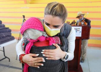 “Calidez en Familia” del Sistema DIF Oaxaca, acude a la región de la Mixteca para abrigar a cientos de familias en condiciones vulnerables