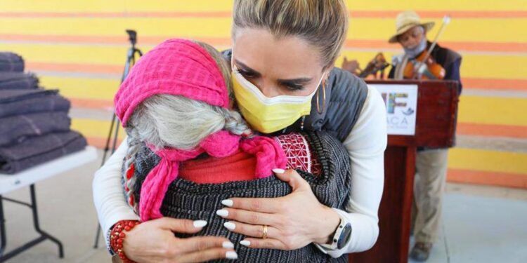 “Calidez en Familia” del Sistema DIF Oaxaca, acude a la región de la Mixteca para abrigar a cientos de familias en condiciones vulnerables